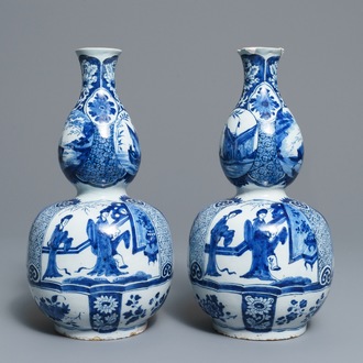 Une paire de vases en faïence de Delft en bleu et blanc à décor de chinoiserie, 18ème